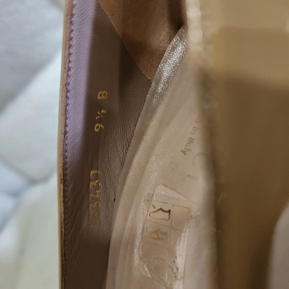 Gucci Beige Patent Leather Slip On Pumps - Picture 5 of 6